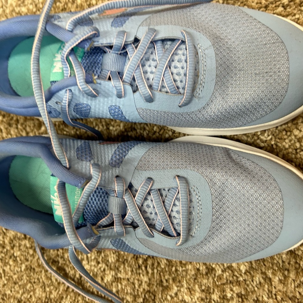 Nike girls 4.5 sneakers